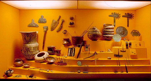 Vitrina del Museo con variedad de objetos